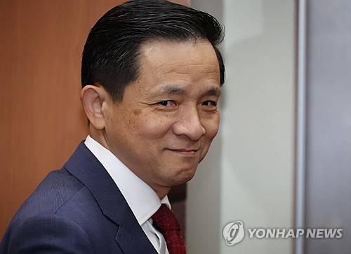 엘리베이터 기다리는 다이빙 주한 중국대사 (서울=연합뉴스) 최재구 기자 = 다이빙(戴兵) 신임 주한중국대사가 30일 신임장 사본 제출을 위해 서울 종로구 정부서울청사 외교부를 방문해 엘리베이터 탑승을 기다리고 있다. 2024.12.30 jjaeck9@yna.co.kr