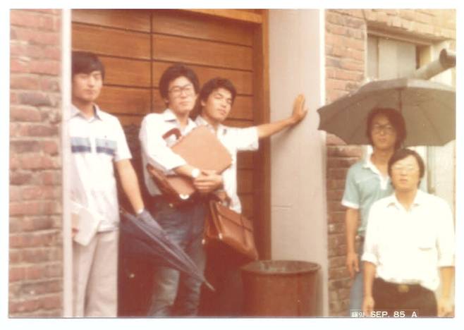 1985년 9월 비오는 날에 친구들과 함께 비가 그치기를 기다리는 이재명 대통령. 이 대통령의 대학 동창 정훈씨 제공