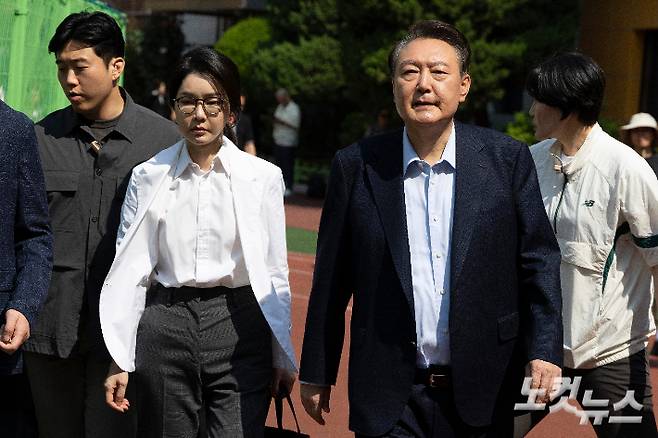 윤석열 전 대통령과 김건희 씨가 제21대 대통령 선거일인 3일 오전 서울 서초구 원명초등학교에 마련된 서초4동 제3투표소에서 투표를 마치고 차량으로 이동하고 있다. 2025.06.03 박종민 기자