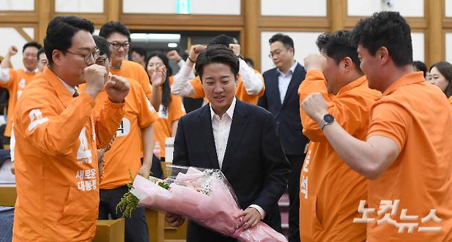 개혁신당 이준석 제21대 대통령선거 후보가 3일 서울 여의도 국회 의원회관에 마련된 개표상황실에 도착해 당원들의 격려를 받고 있다. 방송3사 출구조사는 이재명 51.7%, 김문수 39.3%, 이준석 7.7%로 예측됐다. 박종민 기자