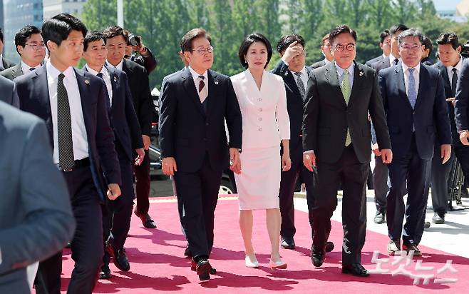 이재명 제21대 대한민국 대통령 내외가 영접 나온 우원식 국회의장과 함께 4일 취임 행사가 열리는 국회 본청으로 들어서고 있다. 윤창원 기자