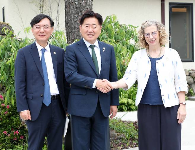 오영훈 제주지사(가운데)가 세계 환경의 날 기념행사 참석차 제주를 찾은 안데르센 유엔환경계획 사무총장(오른쪽)과 4일 만났다. 제주도 제공