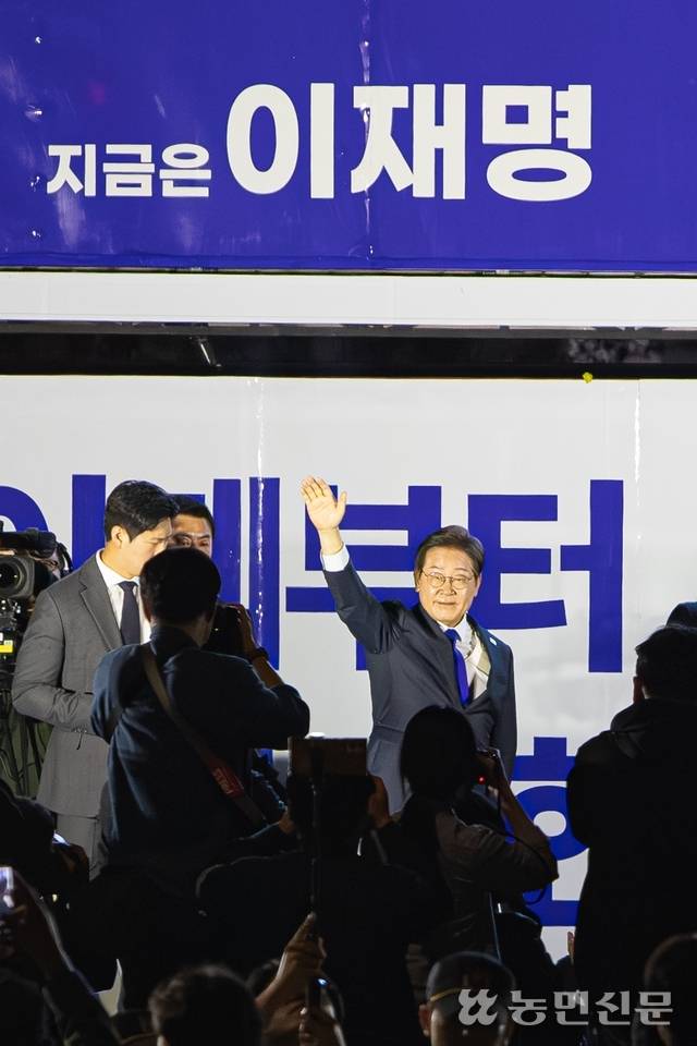 4일 이재명 더불어민주당 대선후보가 언론의 당선 확실 보도 이후 서울 영등포구 국회 앞 국회대로에 마련된 개표방송 야외무대 단상에 올라 지지자들에게 당선 인사를 전하고 있다. 이종수 기자