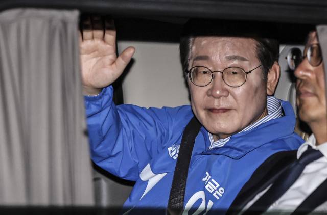 ▲더불어민주당 이재명 대선후보가 지난 2일 서울 여의도공원 마지막 유세를 마친 뒤 차량에 탑승한 뒤 손을 들어 인사하고 있다. ⓒ연합뉴스