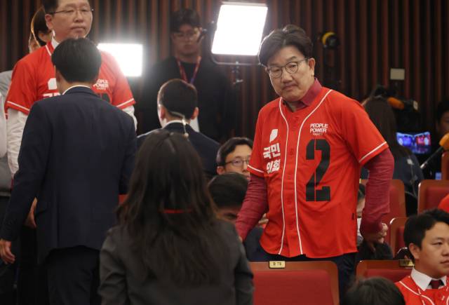 ▲국민의힘 권성동 원내대표가 3일 서울 여의도 국회도서관에 마련된 국민의힘 제21대 대통령선거 개표상황실에서 굳은 얼굴을 하고 있다. ⓒ연합뉴스