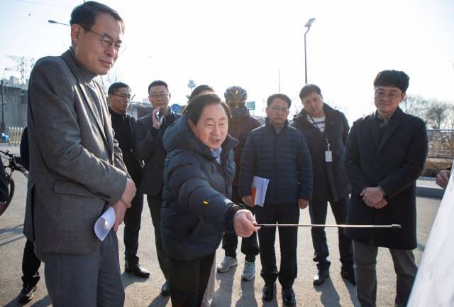 ▲지난해 1월, 대광위원장과 현장을 점검하고 있는 주광덕 시장.ⓒ남양주시