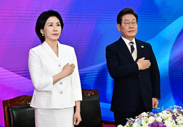▲이재명 대통령 부부가 4일 서울 여의도 국회에서 취임선서에 앞서 국기에 대한 경례를 하고 있다. ⓒ연합뉴스