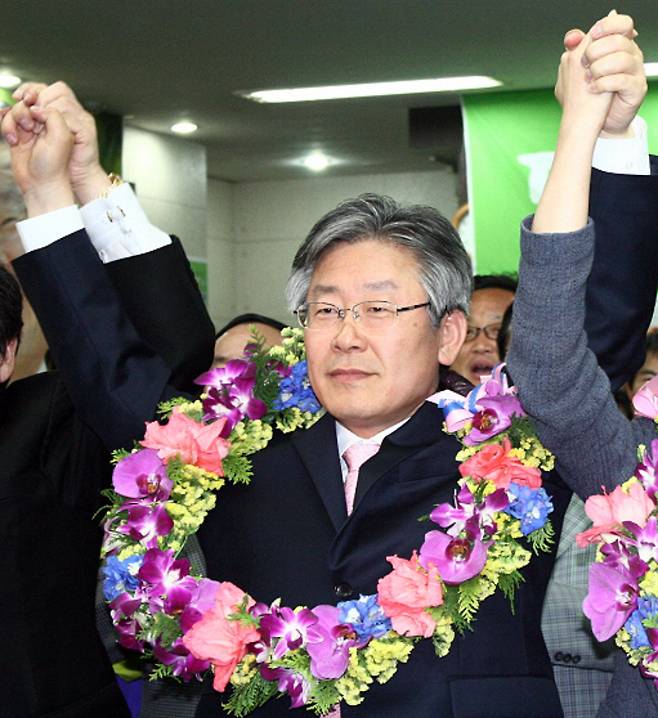 2010년 6월 경기도 성남 시장으로 당선된 이 당선인이 화환을 목에 걸고 만세를 하고 있다