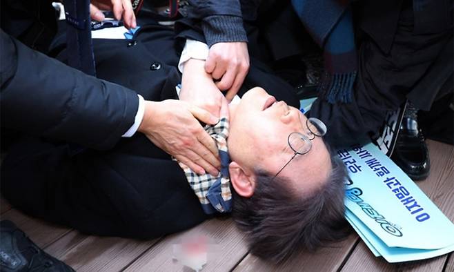 2024년 1월 부산에서 60대 남성에게 목 부위를 피습당하고 바닥에 쓰러져 호송을 기다리는 모습