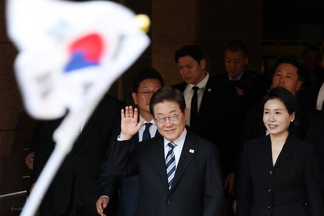 이재명 대통령과 김혜경 여사가 4일 오전 현충원 참배 일정을 위해 인천시 계양구 자택에서 나오며 환송나온 시민들과 인사를 하고 있다. 뉴스1