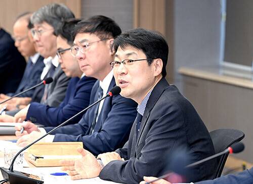 김정기(오른쪽) 대구시장 권한대행이 산격청사에서 간부회의를 주재하고 있다. 대구시 제공