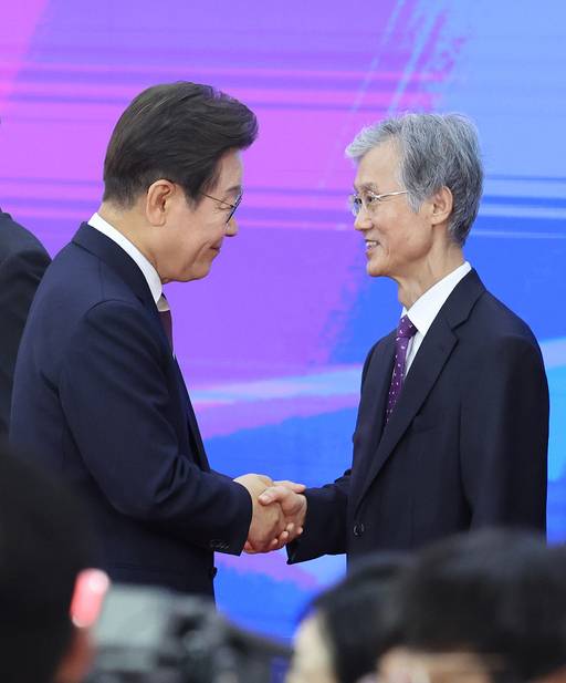 이재명 대통령이 4일 취임 선서를 마친 뒤 조희대 대법원장과 악수를 하고 있다. 뉴스1