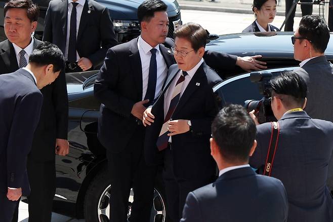 이재명 대통령이 취임 선서를 하기 위해 4일 오전 서울 여의도 국회에 도착해 차량에서 내리고 있다. 뉴시스