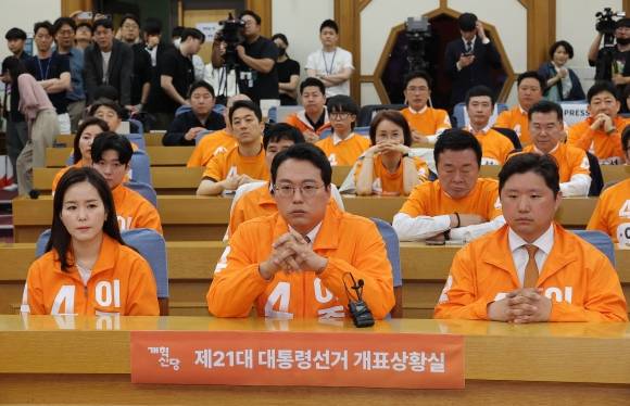 개혁신당 천하람(가운데) 상임선대위원장, 이주영(왼쪽)·전성균(오른쪽) 공동선대위원장 등 선대위 관계자들이 3일 서울 여의도 국회 의원회관에 마련된 21대 대선 개표 상황실에서 굳은 표정으로 방송 3사 출구조사 결과를 지켜보고 있다. 연합뉴스