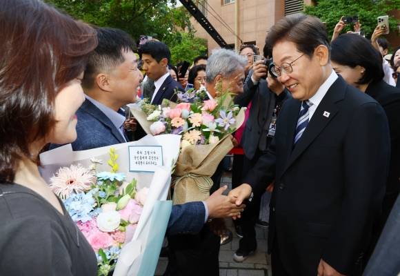 사저 출발, 인사하는 이재명 대통령 - 이재명 대통령이 4일 인천 계양구 사저를 출발하며 주민, 지지자와 인사하고 있다. 2025.6.4 연합뉴스