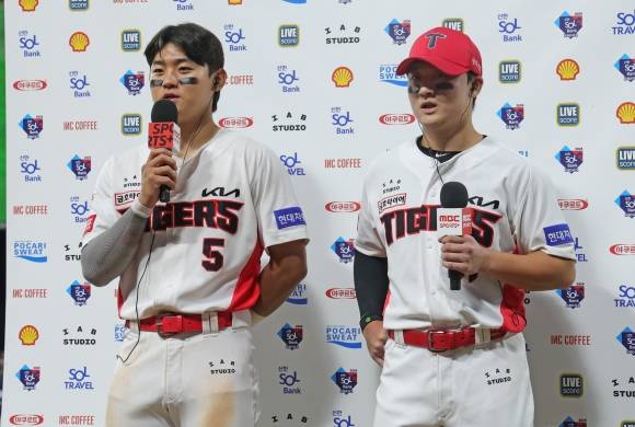 KIA 타이거즈 김도영과 윤도현이 지난해 9월 23일 광주 기아챔피언스필드에서 열린 2024 KBO리그 정규시즌 삼성 라이온즈전을 마치고 승리 소감을 밝히고 있다. KIA 타이거즈 제공