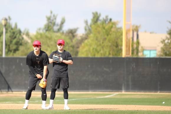 KIA 타이거즈 김도영과 윤도현이 1월 25일 미국 캘리포니아주 어바인 스프링캠프 훈련지에서 수비 연습하고 있다. KIA 타이거즈 제공