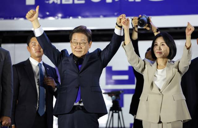 이재명 대통령과 배우자 김혜경 여사가 4일 서울 여의도 국회 앞에서 손을 맞잡아 들어 지지자들의 환호에 화답하고 있다. 오승현 기자