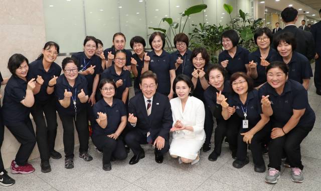 청소근로자들과 기념촬영하는 이재명 대통령 부부. 연합뉴스