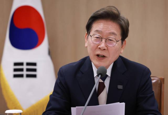 이재명 대통령이 4일 서울 용산 대통령실 청사에서 열린 '대통령 1호 명령, 비상경제점검 태스크포스(TF) 회의'에서 발언하고 있다. / 연합뉴스