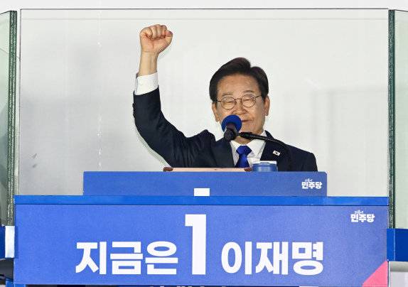 이재명 대통령이 6월 4일 오전 서울 여의도 국회 앞 무대에 올라 수락 연설을 하고 있다. 뉴스1