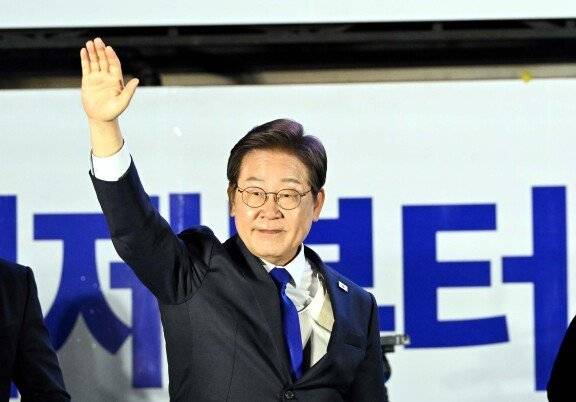 이재명 대통령이 6월 4일 서울 여의도 국회 앞에서 지지들에게 인사하고 있다. 뉴스1