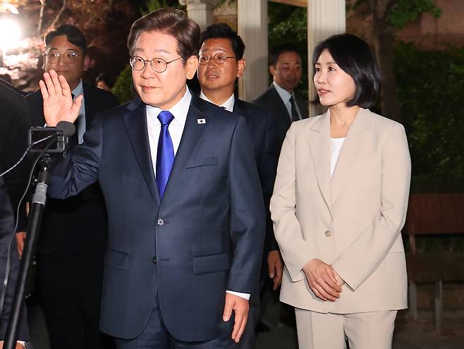 제21대 대통령 선거에서 당선이 확실시되는 더불어민주당 이재명 후보와 김혜경 여사가 3일 밤 인천 계양구 자택을 나서며 주민과 지지자들을 향해 인사하고 있다. 연합뉴스