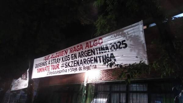 아르헨티나 스키즈 팬들이 DF엔터테인먼트 사무실 앞에 스트레이 키즈 콘서트 개최를 염원하는 내용의 현수막을 설치했다. 사진=야니나 씨 제공