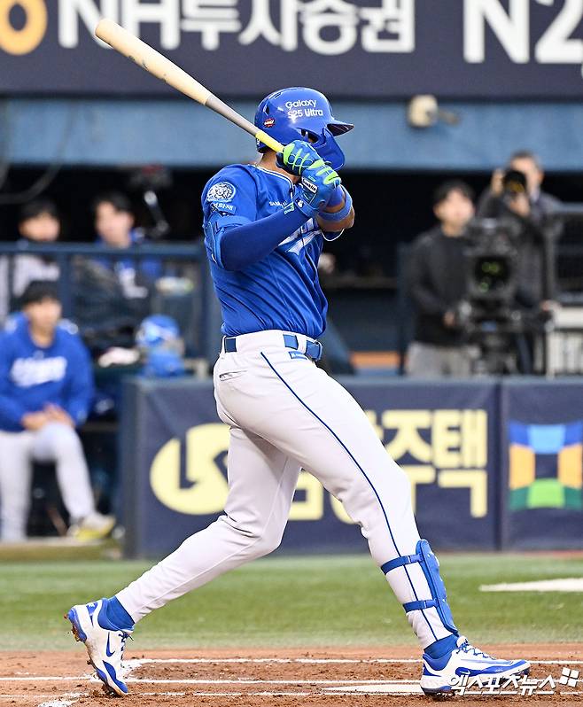 16일 오후 서울 송파구 잠실야구장에서 열린 '2025 신한 SOL Bank KBO리그' 삼성 라이온즈와 LG 트윈스의 경기, 1회초 2사 3루 삼성 디아즈가 1타점 적시타를 날리고 있다. 엑스포츠뉴스 DB