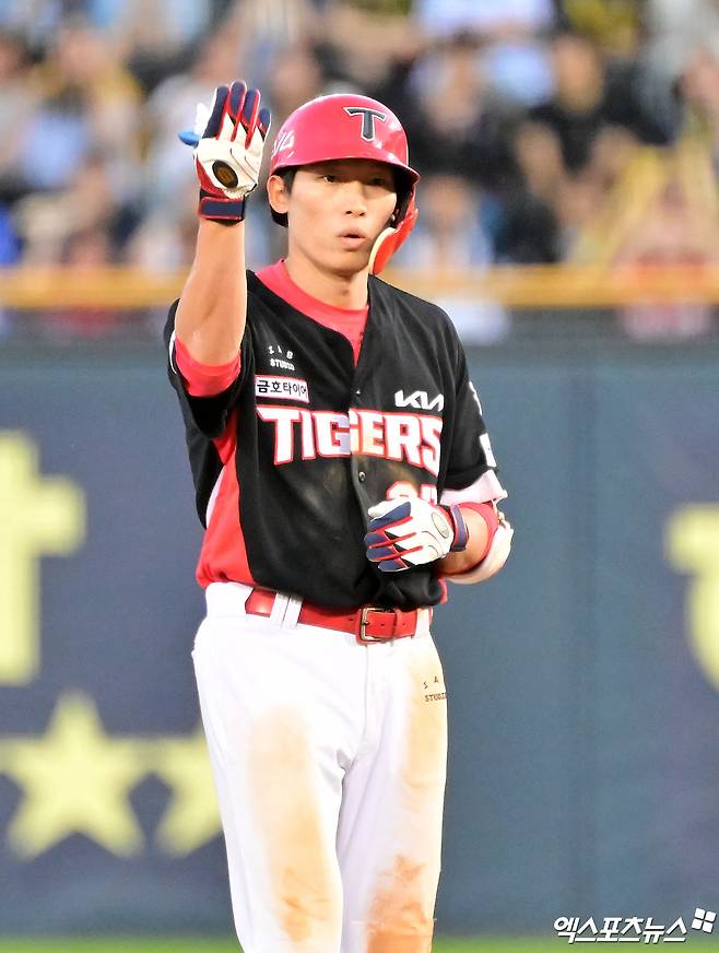3일 오후 서울 송파구 잠실야구장에서 열린 '2025 신한 SOL Bank KBO리그' KIA 타이거즈와 두산 베어스의 경기, 8회초 1사 2루 KIA 김호령이 1타점 2루타를 날리고 있다. 잠실, 김한준 기자