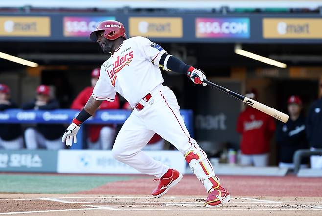 SSG 랜더스 외국인 타자 기예르모 에레디아가 4일 인천 SSG랜더스필드에서 열린 2025 신한 SOL Bank KBO리그 팀 간 삼성 라이온즈와의 팀 간 8차전에서 안타와 타점을 기록, 팀 4연승에 힘을 보탰다. 사진 SSG 랜더스