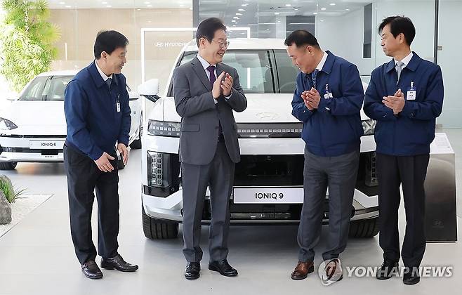 현대자동차 아산공장 찾은 이재명 대표 (아산=연합뉴스) 이주형 기자 = 더불어민주당 이재명 대표가 20일 충남 아산시 현대자동차 아산공장을 방문해 이동석 사장 등 현대차 관계자들과 아이오닉9 차 앞에서 기념사진을 찍고 있다. 2025.2.20 coolee@yna.co.kr