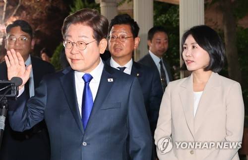 손 흔드는 이재명 후보 (인천=연합뉴스) 임순석 기자 = 제21대 대통령 선거에서 당선이 확실시되는 더불어민주당 이재명 후보가 3일 밤 인천 계양구 자택을 나선 뒤 주민과 지지자들을 향해 인사하며 이동하고 있다. 2025.6.4 soonseok02@yna.co.kr