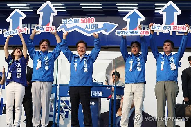 이재명 후보, 경제회복 퍼포먼스 (서울=연합뉴스) 황광모 기자 = 더불어민주당 이재명 대선후보가 29일 서울 서초구 고속버스터미널 앞에서 열린 서초구·강남구 유세에서 '코스피 5000 시대'를 들어 보이며 경제회복 퍼포먼스를 하고 있다. 2025.5.29 hkmpooh@yna.co.kr