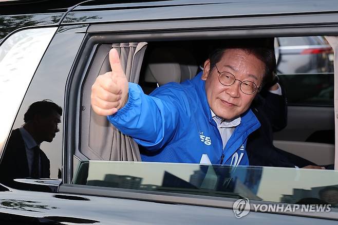 세종시민들에게 인사하는 이재명 후보 (세종=연합뉴스) 김주성 기자 = 더불어민주당 이재명 대선 후보가 31일 세종특별자치시 나무그늘광장에서 유세를 마친 뒤 차창 밖으로 시민들에게 인사하고 있다. 2025.5.31 utzza@yna.co.kr