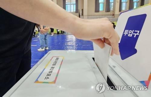 대선 투표 시작 대선 투표 시작
(청주=연합뉴스) 천경환 기자 = 제21대 대통령선거일인 3일 청주 여자고등학교에 마련된 투표소에서 시민들이 소중한 한표를 행사하고 있다. 2025.6.3
kw@yna.co.kr