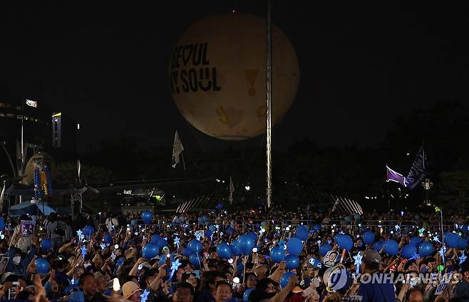 이재명 후보의 '빛의 혁명' 응원하는 시민들 (서울=연합뉴스) 김도훈 기자 = 더불어민주당 이재명 대선 후보가 선거를 하루 앞둔 2일 서울 여의도공원 마지막 유세에서 이 후보의 '빛의 혁명' 완성을 위한 승리에 대한 연설을 들은 시민들의 응원봉을 들고 환호하고 있다. 2025.6.2 superdoo82@yna.co.kr