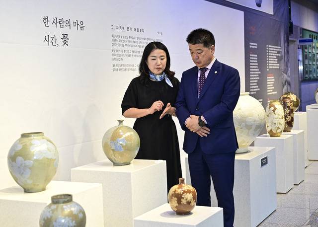 박소은 작가(왼쪽)가 나영민의장에게 작품을 설명하고 있다.