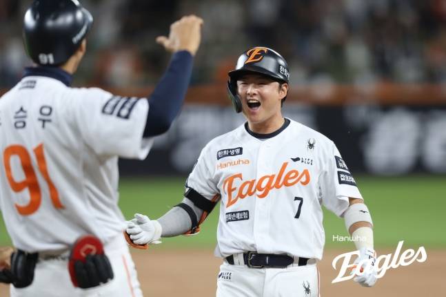 4일 대전 한화생명볼파크에서 열린 KT 위즈와 경기에서 7회말 적시타를 때려낸 뒤 환호하는 한화 이글스 이도윤