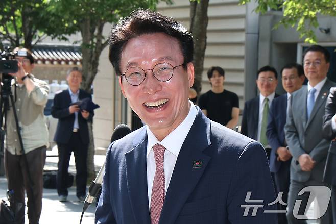 이재명 정부 첫 국무총리 후보로 지명된 김민석 더불어민주당 최고위원이 5일 오전 서울 종로구 통의동 금융감독원 연수원에 마련된 인사청문회 준비 사무실로 첫 출근을 하고 있다. 2025.6.5/뉴스1 ⓒ News1 임세영 기자