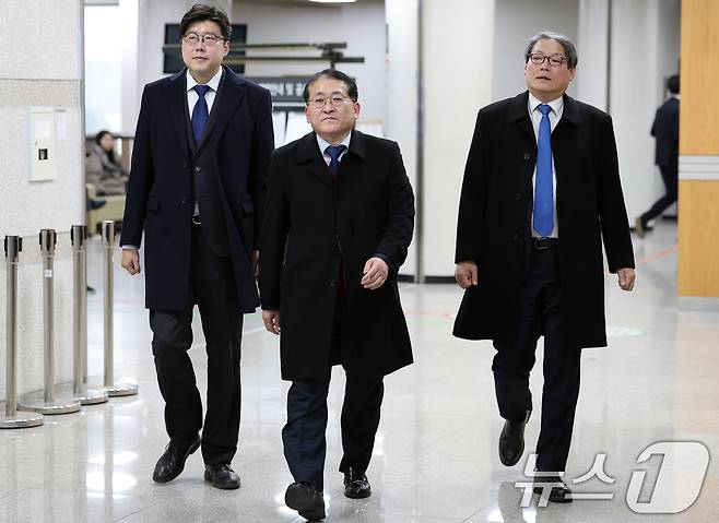 25일 오후 서울 서초구 서울고등법원에서 열린 '김학의 불법 출국금지' 2심 선고 공판에 출석한 조국혁신당 이규원 대변인(왼쪽), 차규근 의원(가운데), 이광철 전 청와대 민정비서관이 법원을 나서고 있다. 2024.11.25/뉴스1 ⓒ News1 김명섭 기자