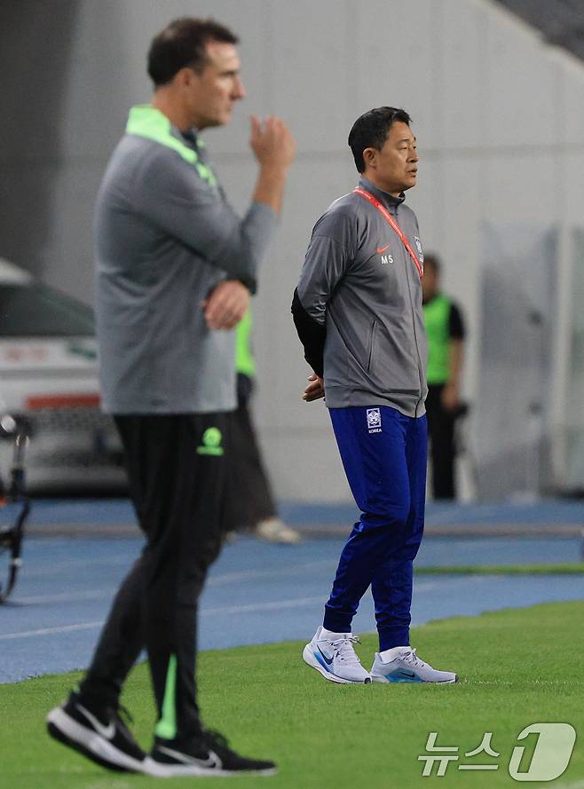 이민성 U-22 축구대표팀 감독과 토니 비드마 호주 U-23 대표팀 감독이 5일 오후 경기도 용인미르스타디움에서 열린 하나은행 초청 U-22 축구국가대표팀 친선경기 대한민국과 호주의 경기에서 피치로 나와 작전 지시를 하고 있다. 2025.6.5/뉴스1 ⓒ News1 박정호 기자
