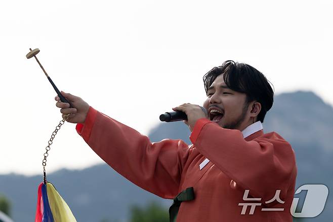 5일 서울 종로구 경복궁 흥례문 광장에서 열린 '제1회 국악의 날 기념식'에서 국악인 유태평양이 공연을 펼치고 있다. 2025.6.5/뉴스1 ⓒ News1 이승배 기자