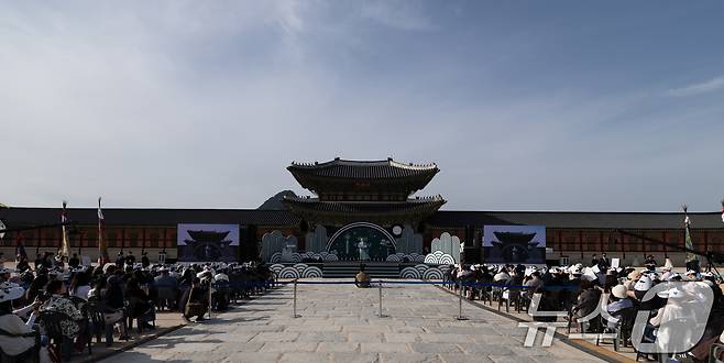 유인촌 문화체육관광부 장관이 5일 서울 종로구 경복궁 흥례문 광장에서 열린 '제1회 국악의 날 기념식'에서 기념사하고 있다. 2025.6.5/뉴스1 ⓒ News1 이승배 기자