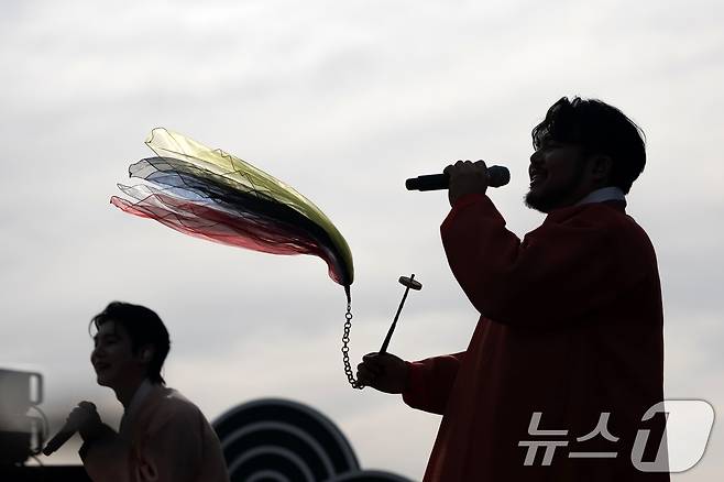 5일 서울 종로구 경복궁 흥례문 광장에서 열린 '제1회 국악의 날 기념식'에서 국악인 유태평양과 김준수가 공연을 펼치고 있다. 2025.6.5/뉴스1 ⓒ News1 이승배 기자