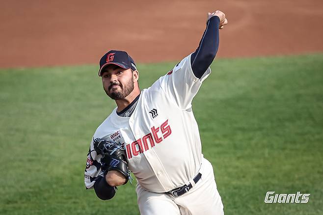 롯데 감보아가 3일 사직구장에서 열린 2025 KBO리그 키움전에 선발 등판해 역투하고 있다. 사진 | 롯데 자이언츠