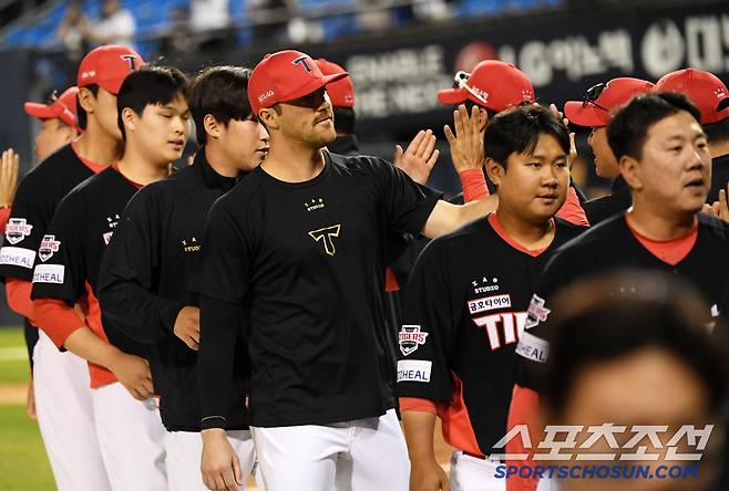 5회 밖에 던지지 못해 아쉬웠던 네일은 팀 연승과 함께 승리 투수가 됐다.