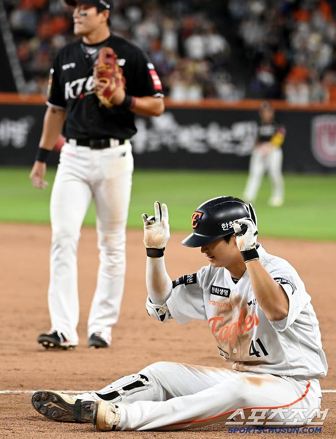 4일 대전 한화생명볼파크에서 열린 KT와 한화의 경기, 7회말 2사 1,2루 한화 최인호가 내야 안타로 타점을 올린 후 기뻐하고 있다. 대전=허상욱 기자wook@sportschosun.com/2025.06.04/
