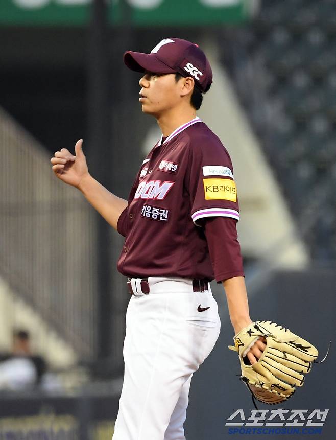 15일 잠실구장에서 열린 LG 트윈스와 키움 히어로즈의 경기. 키움 하영민이 투구 도중 깨진 손톱을 체크하고 있다. 잠실=박재만 기자 pjm@sportschosun.com/2025.05.15/