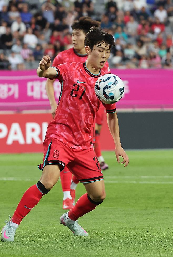 드리블하는 윤재석 <저작권자(c) 연합뉴스, 무단 전재-재배포, AI 학습 및 활용 금지>